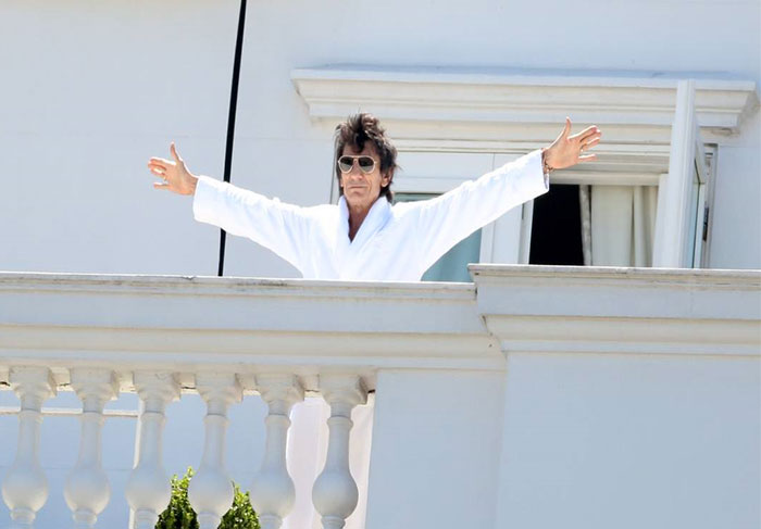 Da janela do hotel, Mick Jagger curte belas paisagens do Rio