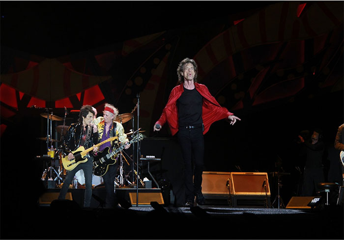 Com um figurino super caprichado, Mick Jagger roubou a cena durante várias das performances com os colegas