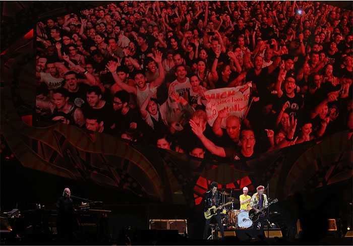 E não é que até o público apareceu no telão atrás do palco?