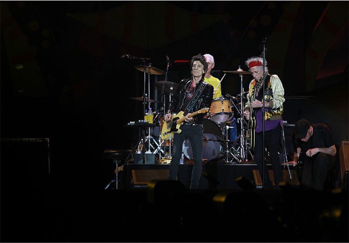 Keith Richards e Ron Wood pareciam estar bem confortáveis em solo verde e amarelo