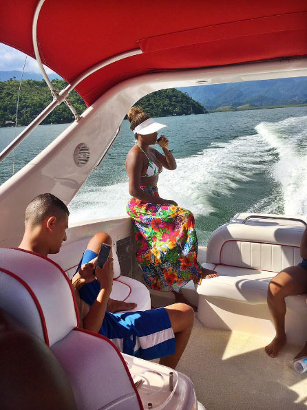  Ludmilla se delicia com champanhe em dia de passeio de barco