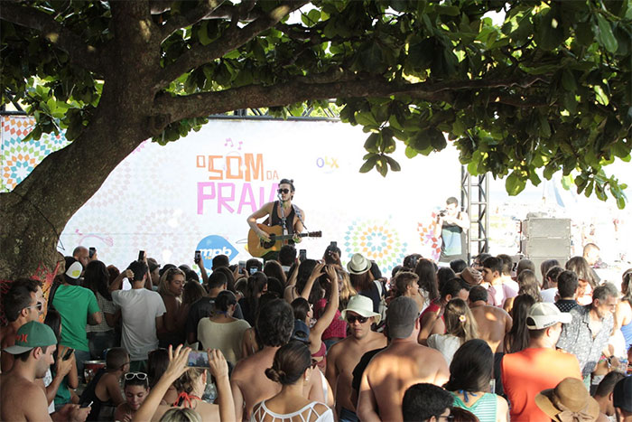 Tiago Iorc arrasa no visual ao reunir fãs para show na praia