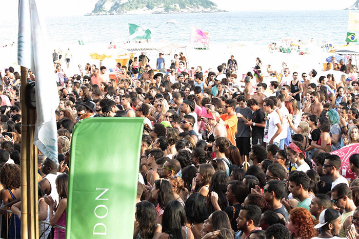 Tiago Iorc arrasa no visual ao reunir fãs para show na praia