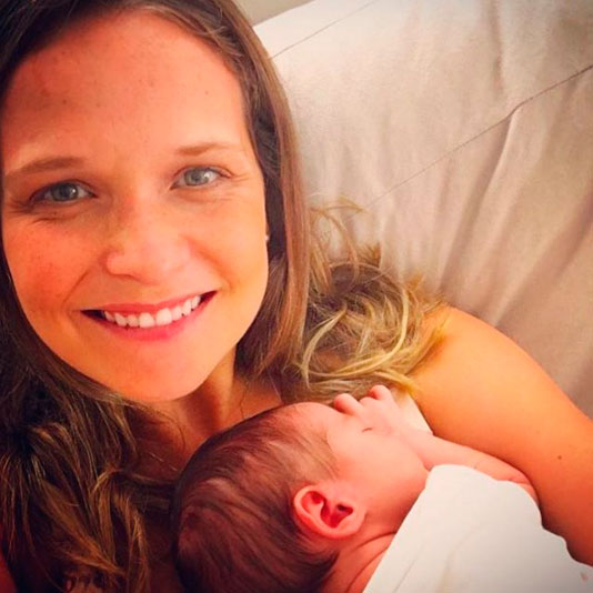 Fernanda Rodrigues faz foto com filho recém-nascido