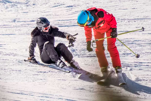 Divulgadas as fotos do acidente de Kate Moss na neve. Veja! 
