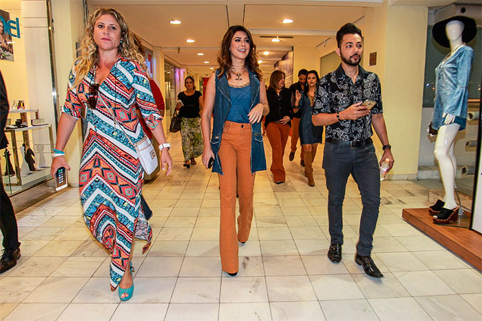 Fernanda Paes Leme esbanja estilo em evento de moda