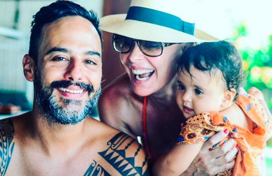  Carolina Ferraz posta foto com filha caçula e marido