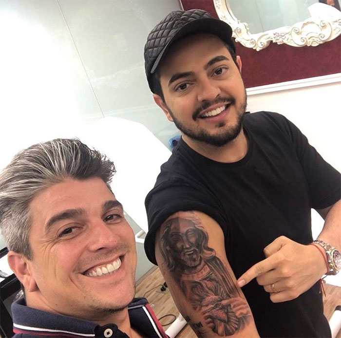 Henrique, da dupla com Diego, faz tatuagem. Saiba qual!