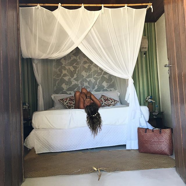 Isis Valverde fazendo charminho na cama do hotel em que está hospedada