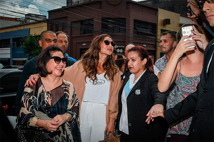 Sabrina Sato para tudo ao chegar em desfile em SP