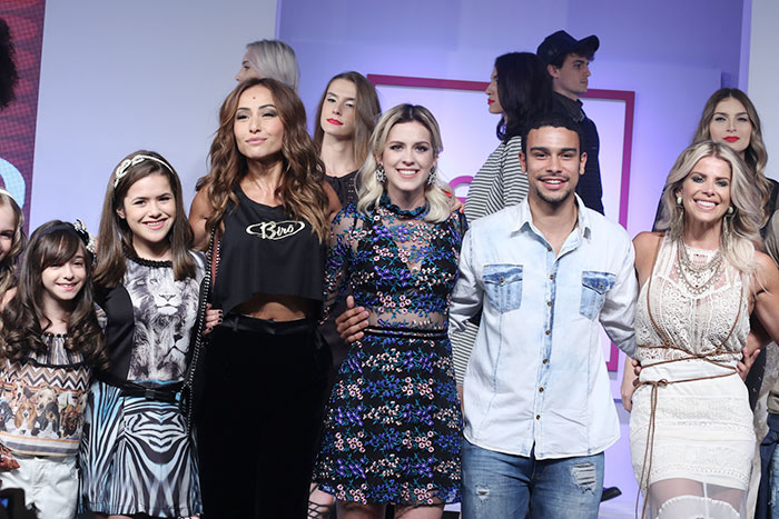 Sabrina Sato se reúne com Sophia Abrahão, Sérgio Malheiros, Karina Bacchi e Maísa Silva