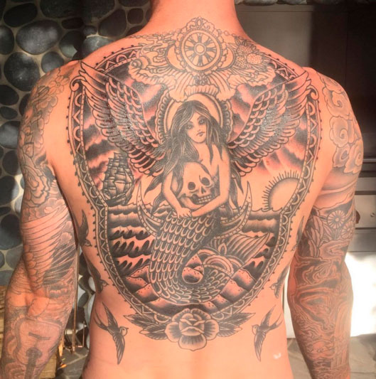 Após seis meses, Adam Levine mostra tatuagem pronta. Veja!