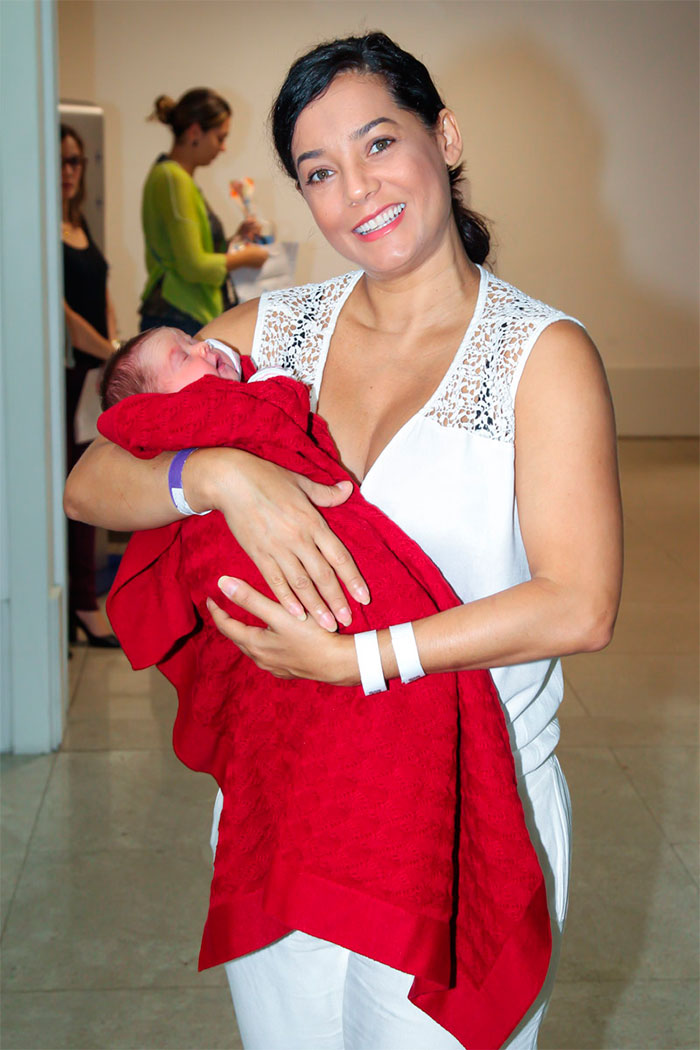 Mamãe coruja! Mônica Carvalho deixa a maternidade com filha