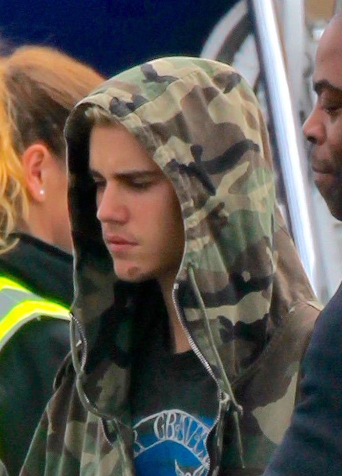 Justin Bieber esconde machucado no queixo dos fotógrafos