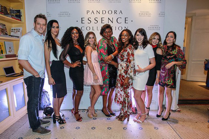 Cris Vianna e Deborah Secco em lançamento de coleção da Pandora