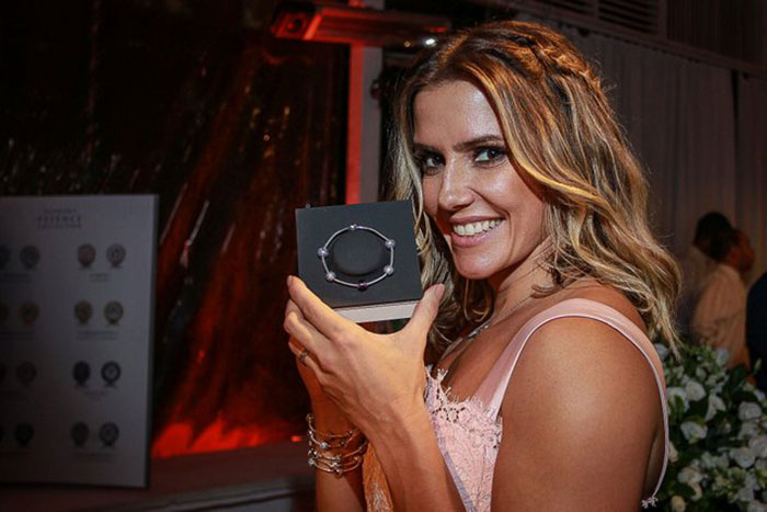 Deborah Secco exibe uma das peças da coleção de joias da grife Pandora