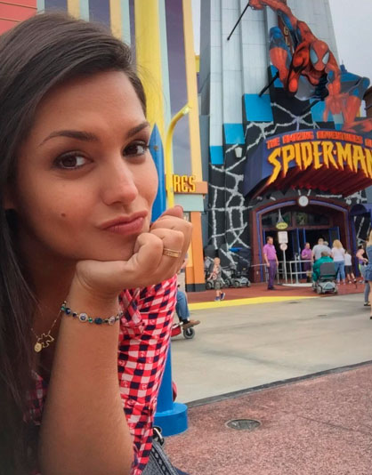 Thaís Fersoza faz selfie na Disney e fãs falam do 1º filho