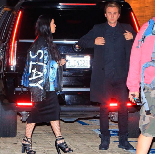  Kim Kardashian volta a usar o cabelo escuro e roupas também!