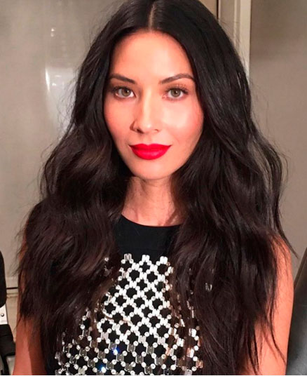  Olivia Munn esclarece por que seu rosto está diferente 