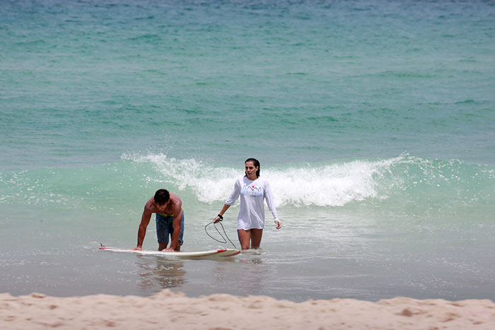 Deborah Secco faz aulas de surfe com marido