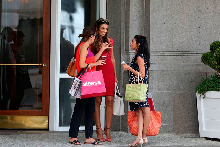  Patrícia Poeta capricha no look para deixar hotel no Rio