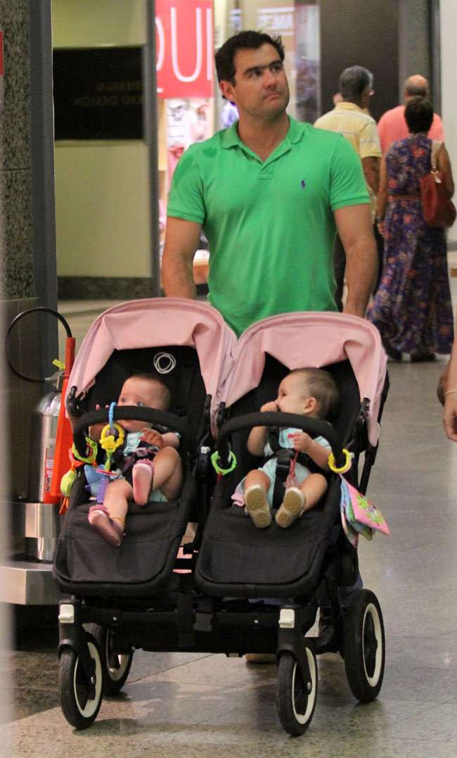 Thierry Figueira passeia com suas gêmeas em shopping