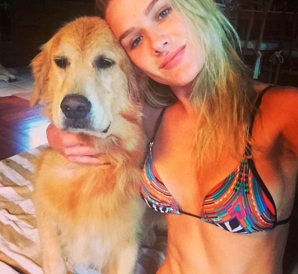 Sarada, Fiorella Mattheis faz selfie de biquíni com cachorra