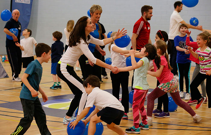 Kate Middleton joga tênis em escola com mãe de tenista