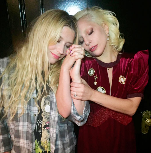 Lady Gaga posa com Kesha e sugere dueto no Oscar
