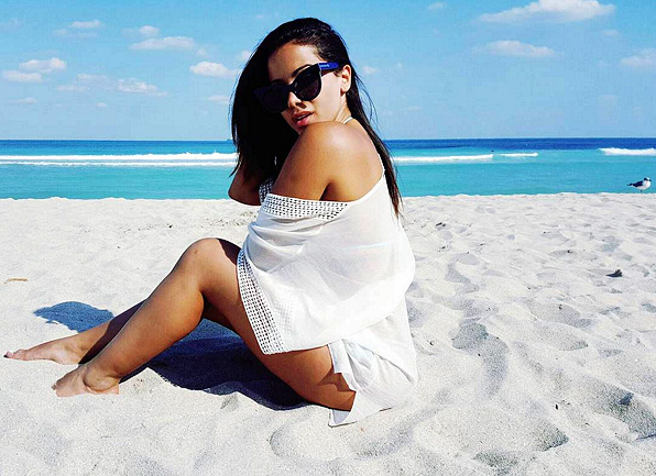 Anitta posa em praia de Miami e prolonga as férias nos EUA