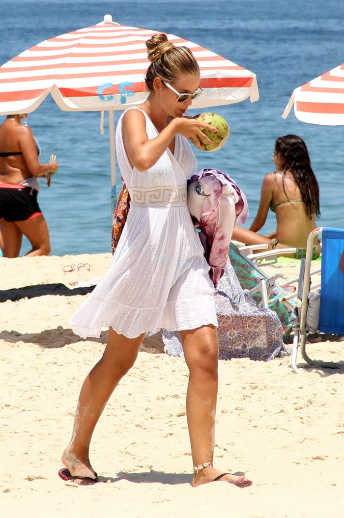 Yasmin Brunet exibe bronzeado e curvas curtindo a praia