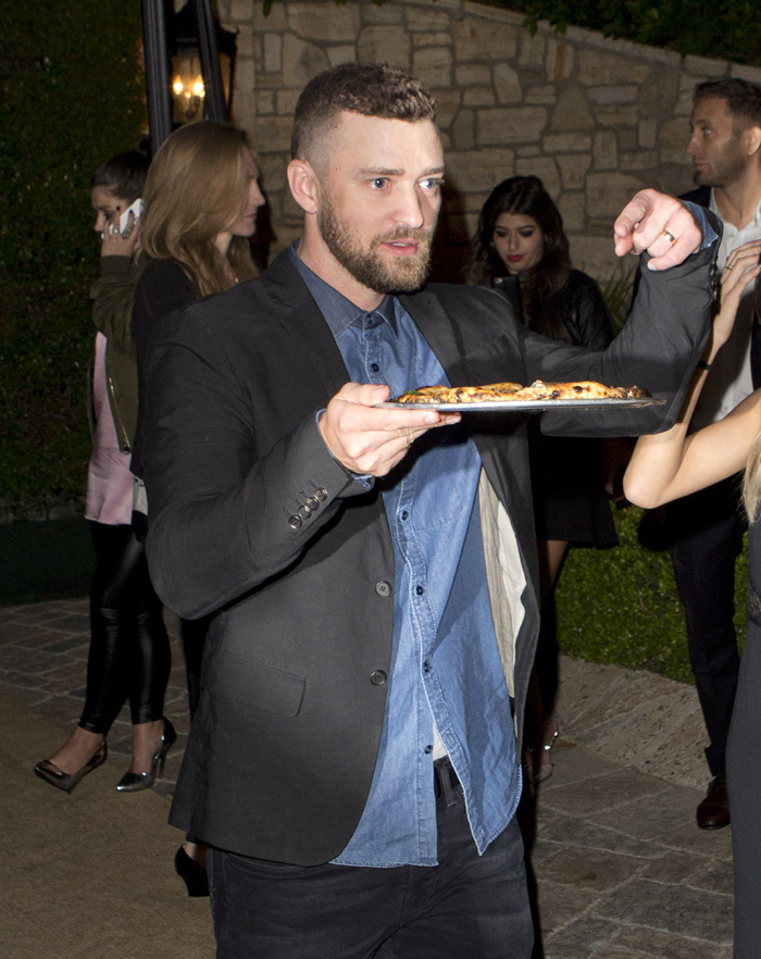 Justin Timberlake deixa festa com pizza na mão