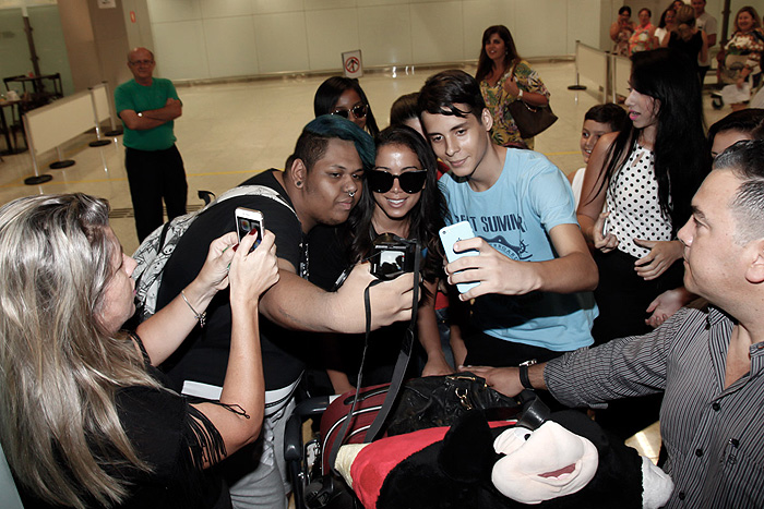 Anitta causa tumulto em aeroporto ao voltar do exterior