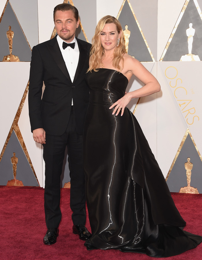 Leonardo DiCaprio posa com Kate Winslet no tapete vermelho