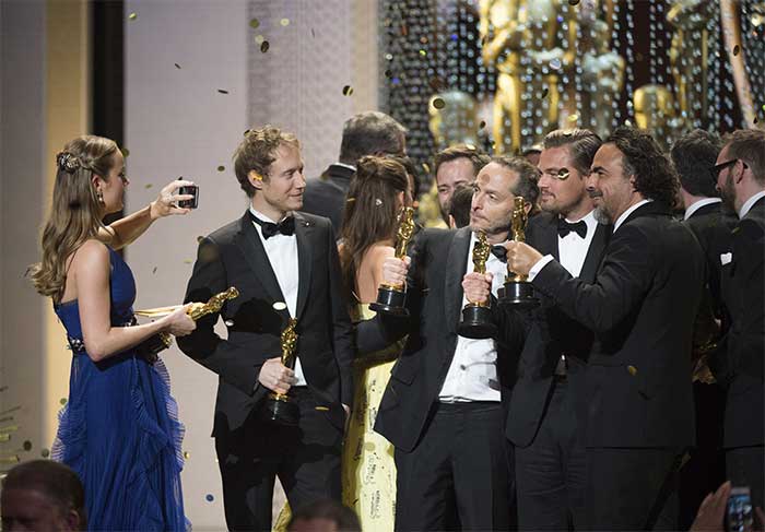 Brie Larson fotografa os vencedores do Oscar, László Nemes, Emmanuel Lubezki, Leonardo DiCaporio eAlejandro González  Iñárritu. Foto: Aaron Poole / ©A.M.P.A.S.