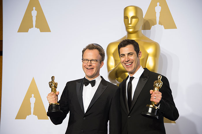 Tom McCarthy and Josh Singer levaram o Oscar pelo roteiro original de Spotlight