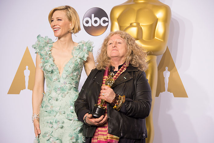 Jenny Beavan, Oscar pelo figurino de MAd Max, posa com Cate Blanchett