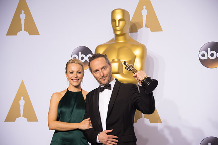 O mexicano Emmanuel Lubezki, Oscar de diretor de Fotografia de O Regresso, e  Rachel McAdams