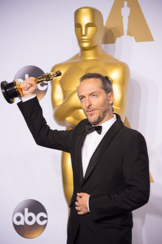 O mexicano Emmanuel Lubezki, ganhador do Oscar pela fotografia de O Regresso, se tornou o primeiro diretor de Fotografia de Hollywood a ganhar três Oscar consecutivos