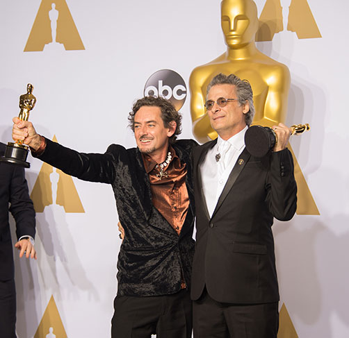 Mark Mangini e Chris Evan posam com o Oscar de melhor edição de som