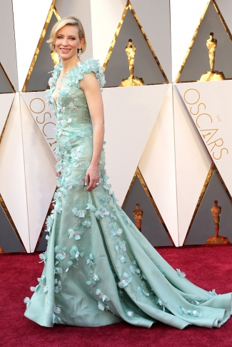 Cate Blanchett optou pelo verde pastel, quase cinza