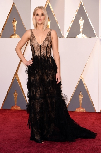 Jennifer Lawrence escolheu um preto de renda para comparecer à cerimônia