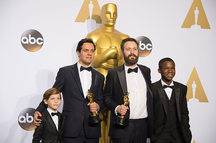 Shan Christopher Ogilvie e Benjamin Cleary (Oscar de melhor curta dfe animação por Stutterer), posam com Jacob Tremblay (a esquerda) e Abraham Attah (a direita)