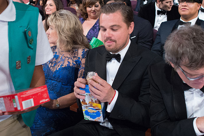 Leonardo DiCaprio prestes a devorar um dos biscoitinhos vendidos por Chris Rock
