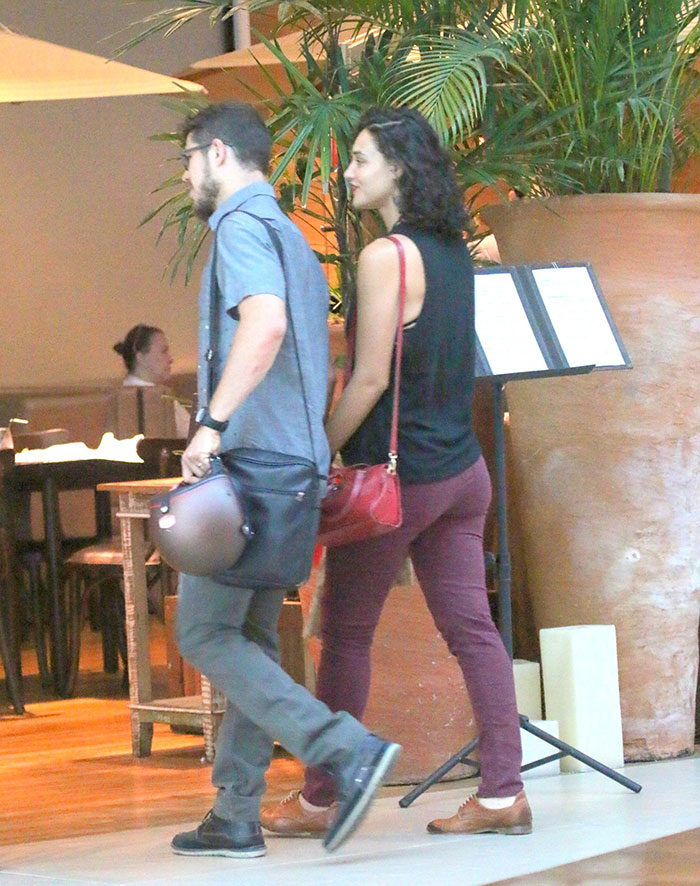 José Loreto e Débora Nascimento são clicados em shopping