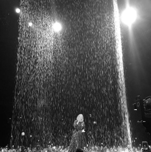  Adele faz chover em primeiro show 'lacrador' da nova turnê