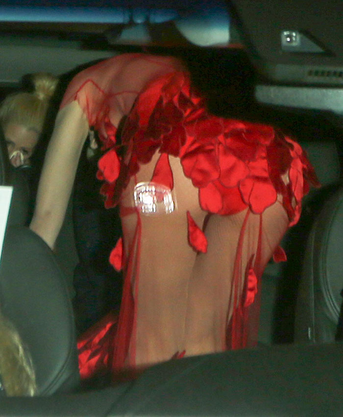  Gwen Stefani quase mostra demais após festa do Oscar