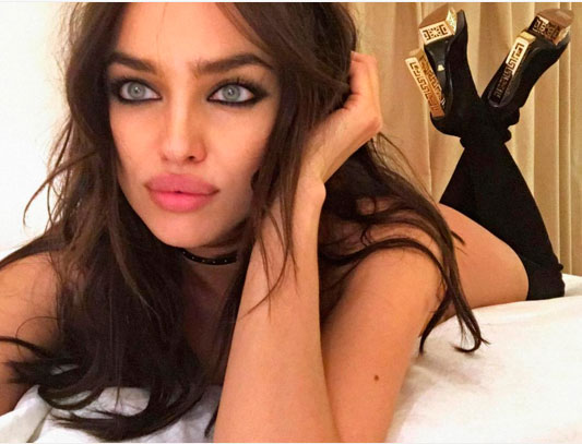 Nua, Irina Sayk posa em selfie na cama 