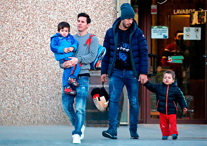 Missão papai! Messi e Luis Suárez buscam os filhos na escola