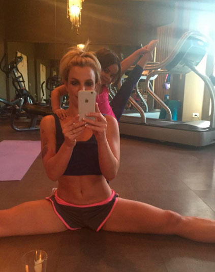 Britney Spears mostra elasticidade em foto abrindo espacate 